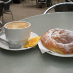 800px-Café_con_leche_y_ensaimada